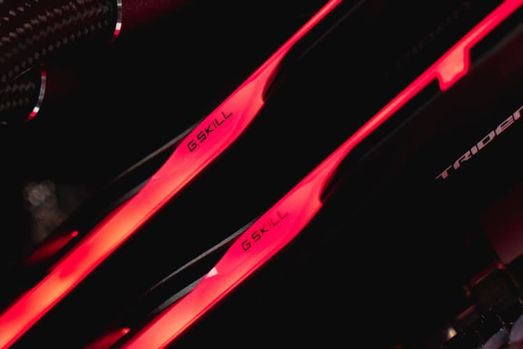 HYTE customs Y70 red