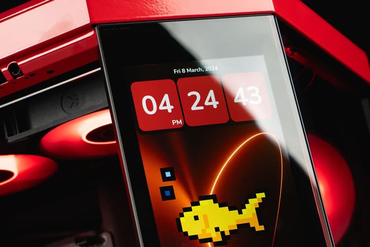 HYTE customs Y70 red