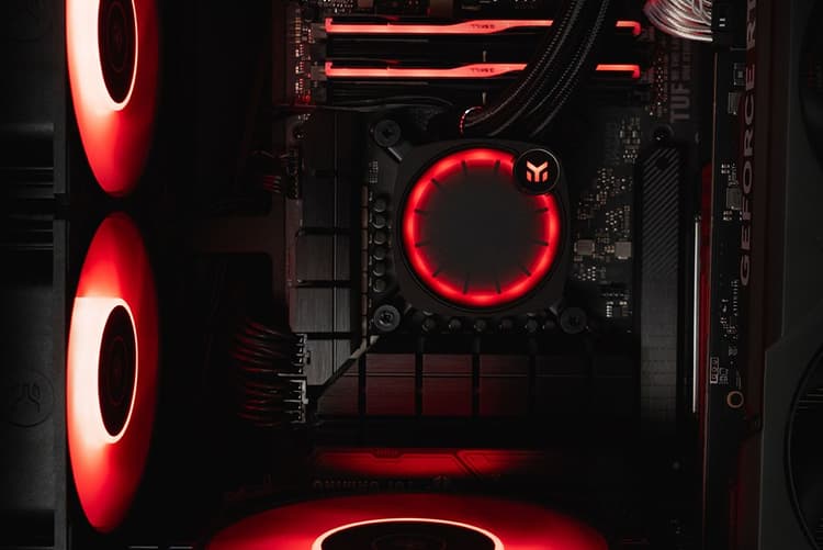 HYTE customs Y70 red